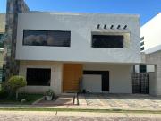 Casa en renta frente a parque en Jardín Real, Valle...