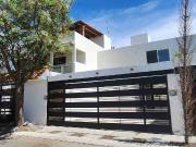 CASA EN RENTA JUNTO AL FRESKO JURIQUILLA, A ESPALDAS DE UVM