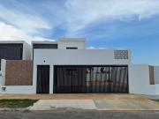 CASA EN RENTA LAS AMERICAS, CON ALBERCA Y PANELES...