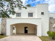 Casa en Renta Las Fincas AMUEBLADA y Paneles Solares