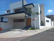 Casa en Renta Lomas de Juriquilla 3 habitaciones c/u con...