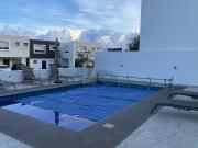 Casa en renta o venta en El Refugio, condominio con alberca