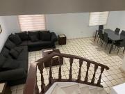 CASA EN RENTA OCMPLETAMENTE AMUEBLADA AL PONIENTE EN...