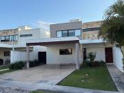 CASA EN RENTA PARQUE CENTRAL, Privada al Norte de...