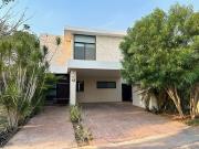 CASA EN RENTA, Privada Parque Central al Norte de...