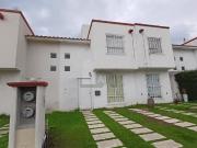 Casa en RENTA semiamueblada Villas del Sauce, a solo 20...