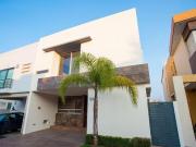 Casa en Renta y Venta en Solares Coto 8