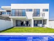 ¡CASA EN RESID. CORINTO, DISFRUTA DE SUS AMENIDADES! SUR...