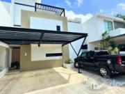 Casa en Residencial Arbolada en Venta