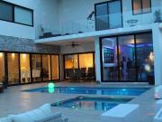 Casa en Residencial Cumbres estilo resort doble terreno