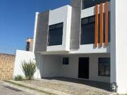 CASA EN RESIDENCIAL LA MEZZA