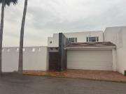 Casa en Residencial los Fresnos con alberca, excelente...