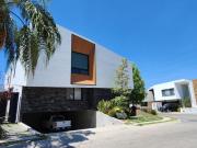 Casa en Rinconada del Bosque en esquina, 5 recs, con alberca