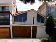 CASA EN SAN BORJA POR REMODELAR, AMPLIA Y BIEN DISTRIBUIDA!