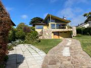 Casa sólida con vista parcial al mar sector tradicional