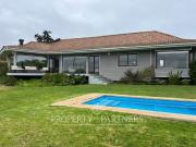 Casa en sector tradicional con vista al mar