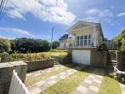 Casa en sector tradicional con vista parcial al mar