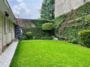 Casa en solo piso con jardines, excelente ubicacion,...
