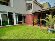 ¡CASA EN VALLE HERMOSO SURCO, FRENTE A PARQUE Y EN ESQUINA!