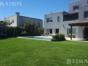 Casa en Talar del lago II lote interno moderna