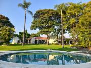 Casa en un nivel con alberca, jardín y canchas de tenis... Casa en un nivel con alberca, jardín y canchas de tenis...