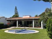 Casa en un nivel en privada con vigilancia en zona...