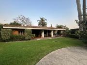 Casa en un nivel en zona dorada de Cuernavaca en privada...