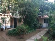 CASA EN UN SOLO NIVEL EN HERMOSO ENTORNO ARBOLADO CON...