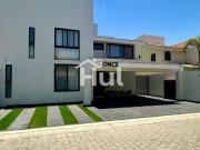 Casa en venta en valle real con alberca