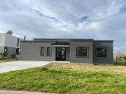 Casa en Venta 1 planta a la laguna 3 dormitorios pileta...