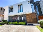 Casa en Venta, 200 m² y 3 recámaras, en Altozano El...