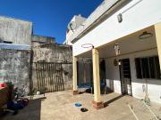 CASA EN VENTA 2 DORMITORIOS. 2 COCHERAS. PILETA