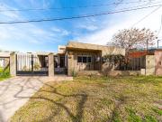 CASA EN VENTA 2 DORMITORIOS COMODIN COCHERA PILETA