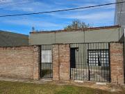 CASA EN VENTA 2 DORMITORIOS EN LA PLATA CON JARDIN