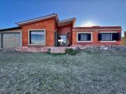 Casa en venta, 2 dormitorios, pileta, vista al lago....