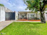 CASA EN VENTA 2 DORMITORIOS Y PATIO EN TOLOSA