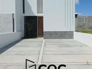 CASA EN VENTA 2 PLANTAS, 3 RECÁMARAS, 3 BAÑOS, COCHERA...