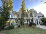 Casa en Venta de 180m² con 5 ambientes mas 1 cochera...