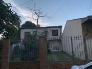 CASA EN VENTA 3 DORMITORIOS COCHERA JARDIN