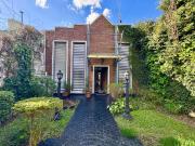 Casa en venta 4 dormitorios con cochera y jardín en Rosario