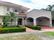 Venta Casa 3 dormitorios más estudio Av León Febres...