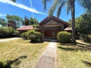 Casa en venta 3 dormitorios con pileta Roldan centro