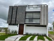 CASA EN VENTA 3 HABITACIONES CON BAÑO EN C/U Y ROOF EN...