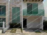 Casa en venta 3 recámaras cada una con baño y jardín,...