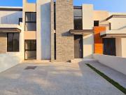 Casa en venta 3 recámaras frente a jardín!