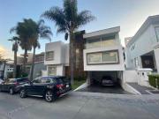 Casa en venta 490 mts de construcción y alberca! La...