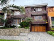 CASA EN VENTA 4 AMB BARRIO PARQUE BERNAL PISCINA