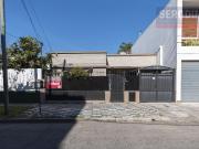 Casa en venta 4 ambientes, 3 dormitorios, amplio parque