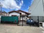 Casa en venta, 4 ambientes con cochera y jardín en Ramos...