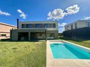 Casa en venta 4 ambientes con pileta y 2 cocheras Haras... Casa en venta 4 ambientes con pileta y 2 cocheras Haras...